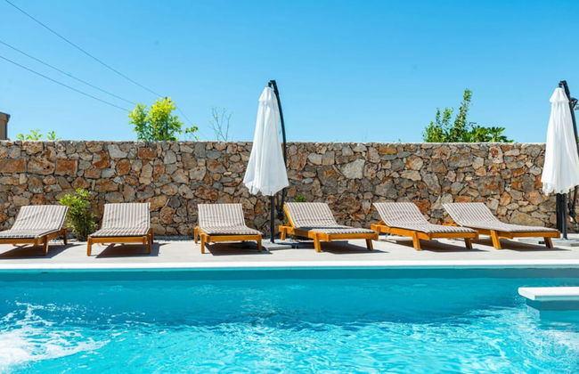 With Pool, Jacuzzi and Sauna - Photo 16