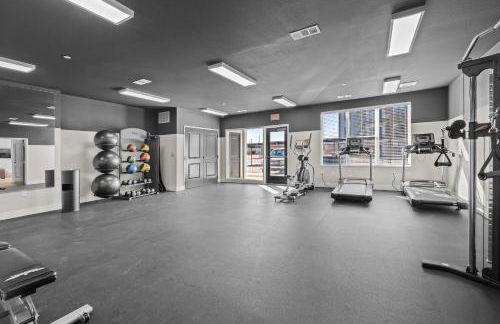 Luxe King Suite, Cozy Sectional, Gym, Pool, U of A - Photo 30