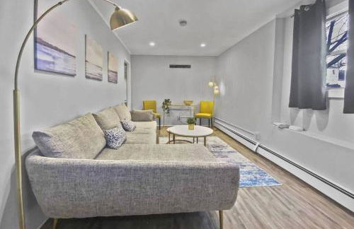 Bright 2BR Apartment in Stamford - Photo 5