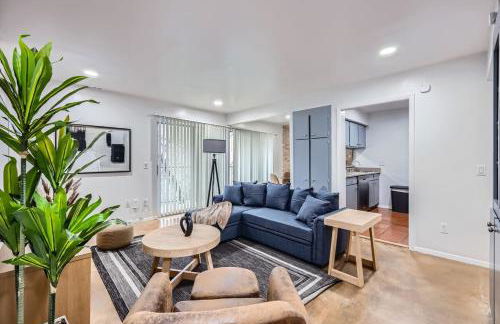 Your Airy King Suite Getaway - Sleeps 4 - Pool, Prkg - Photo 6