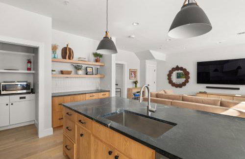 New & Modern Townhouse Close to Skiing, Brand New Hot Tub - Photo 24