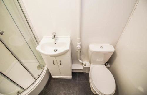 Contractors, Private Driveway for Multiple cars, Wifi, Long Stay - Photo 17