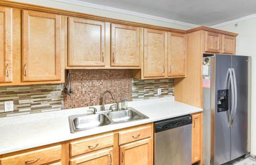 Walk to Waterfront Cozy Fall River Condo - Foto 8