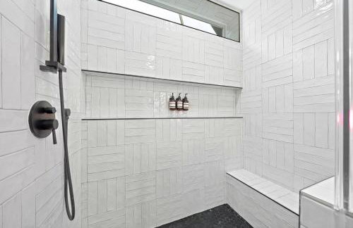 Black House - Downtown Elegance with HotTub and King Beds - Photo 22