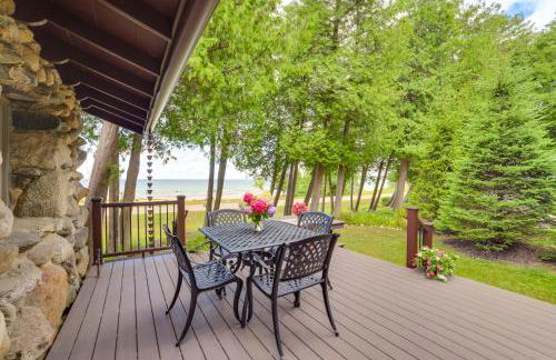 1 Mi to Dtwn! Lakefront Earl Young Charlevoix Home - Foto 23