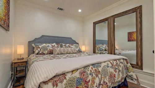 King Bed Bungalow Just Feet from Historic Main Street - Foto 3