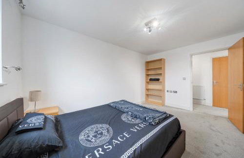 Modern 2 bed 2 bath with Balcony in Rayners lane Pinner Harrow near Wembley Greater London - Photo 22