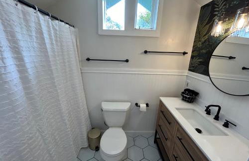 *Boho Bungalow-King-Backyard-Full Kitchen-W/D* - Foto 19