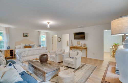 Idyllic Cave Spring Studio with Patio and Fire Pit! - Foto 1