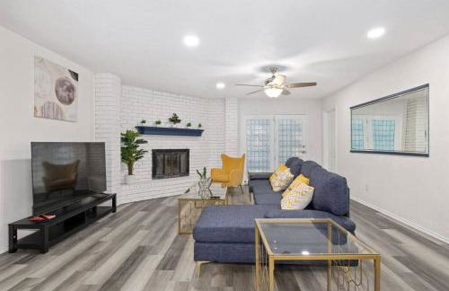 Newly remodeled 5BR 3BA w/pool 16 ppl - Photo 11