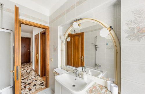 Cozy Apartment near Venice with Balcony! - Photo 13