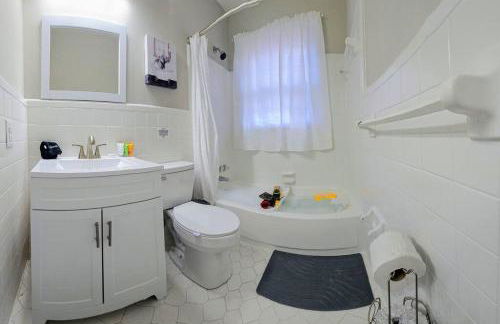 Chic Oasis: 3BR, 2BA, Private Deck - Foto 10