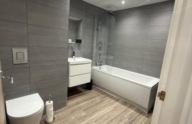 Stylish 3 bed spacious flat - Foto 17