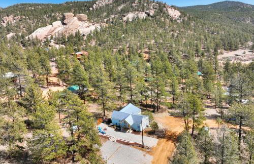 Timeless Pineview Cottage Hot Tub & Pet Friendly - Photo 42