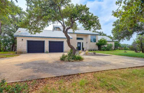 Modern Fischer House with Deck, Fire Pit and Hot Tub! - Foto 38