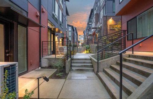 Luxe Central Home with Views & Rooftop - Foto 8