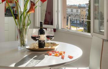 Avelli Pia Fourth Floor with 2 Bathrooms - Florence Charming Apartments - Delightful and bright 4rd-floor apartment without elevator, overlooking one of Florence's most beautiful squares, Exceptionally located for exploring the city - Foto 1