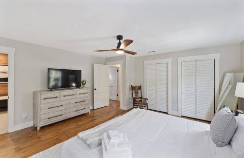 Downtown | Gorgeous | Pet Friendly! - Photo 25