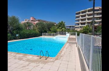 Lovely apartment with private garden and a swimming-pool - Foto 24