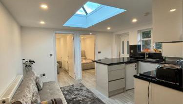 CozyNest 2BR Modern Property with Parking - Foto 2