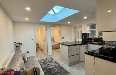 CozyNest 2BR Modern Property with Parking - Foto 2