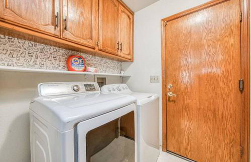 Stylish 3BR/2BA Retreat w/ Pool! Dream Getaway - Foto 11