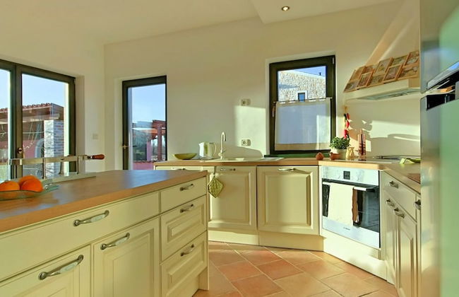 Gorgeous Villa With Private Swimming Pool and Covered Terrace - Foto 3