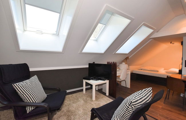 Studio in Former Coach House - Photo 7