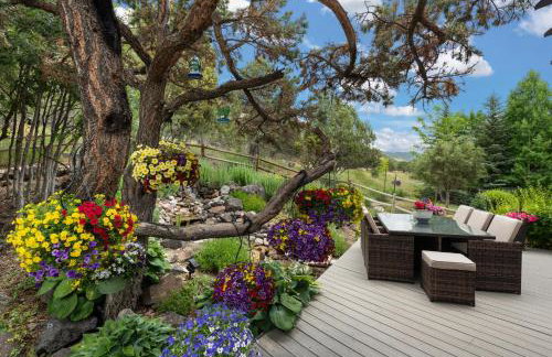 Luxe Artful Mountain Retreat with 4 King Suites, 8 Person Hot Tub and 3 Decks - Foto 44