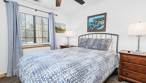 Alpine Escape - Walk to the slopes and Bear Mountain Gold Course! Perfect all-season property! - Foto 4, Habitación