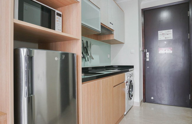 Best Studio with Pool View at Menteng Park Apartment - Photo 9