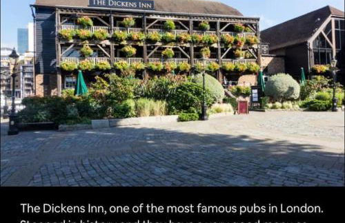 Historic Dutch Barge, Idyllic location - Photo 19