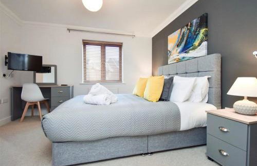 Spacious 4 Bedroom 3 Bathroom House - Sleeps up to 8 - Free Parking, Balcony, Fast Wifi and Smart TVs by Yoko Property - Photo 7