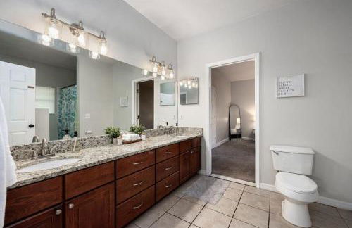 Your UF Getaway: 1 Block from Campus - 4 BD Haven - Foto 39