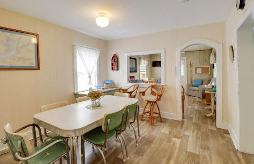 Deck and Indian River Bay Views Coastal Cottage - Foto 9