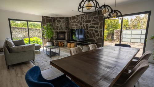 Countryside house with a pool and fireplace - Photo 4