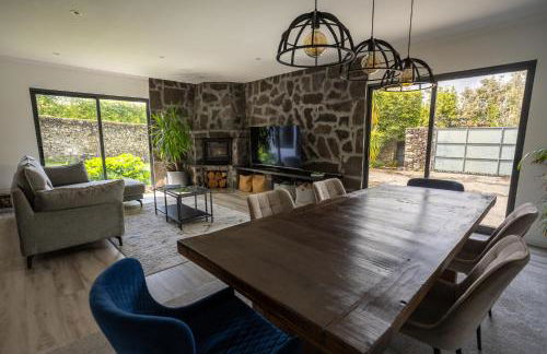 Countryside house with a pool and fireplace - Photo 4