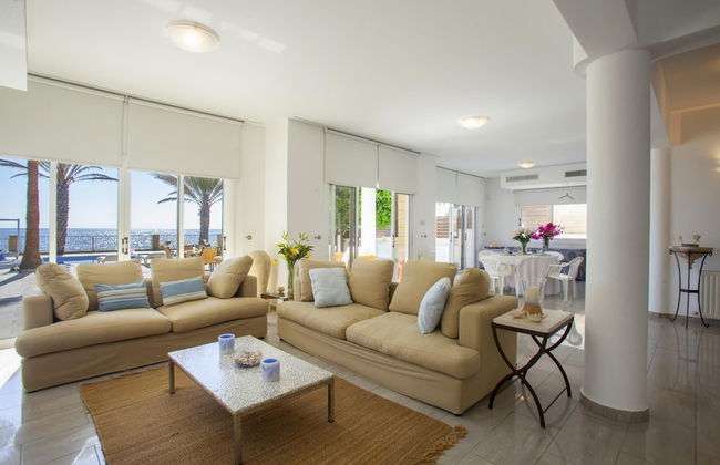 Sunset Beachfront Villa Meneou - Foto 3