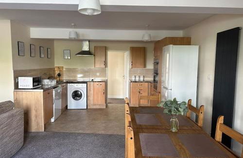 Yellow sunflowers flat in Stroud - Foto 8