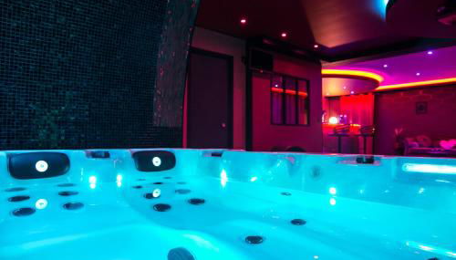 L'Insolite Spa Privatif ''Suite Luxueuse-Jacuzzi" - Photo 2