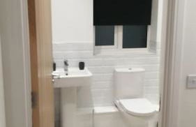 1 Bed Apartment Sleeps 2 - Parking & Wifi - Photo 33