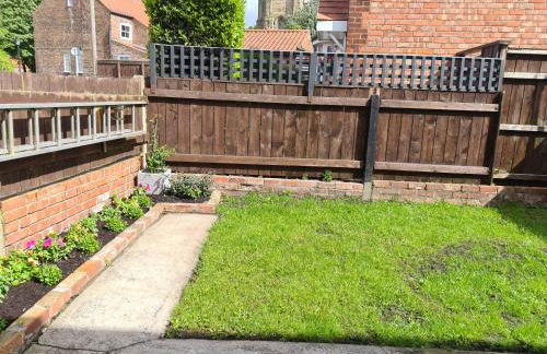 Semi detached quite location - Foto 8