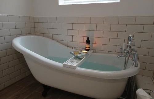 The West Wing at Eriviat Hall Hot Tub - Photo 14