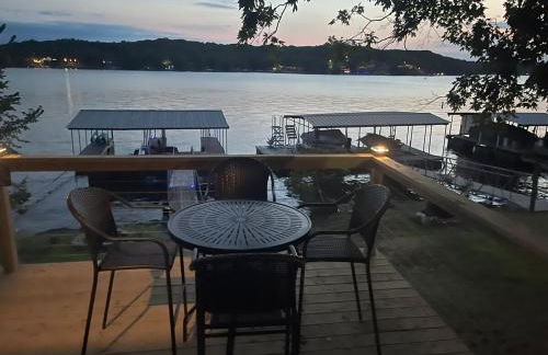 Newly remodeled waterfront home - Photo 20