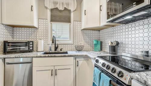 Walkable Downtown Stay with Fire Pit - Foto 4