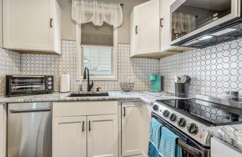 Walkable Downtown Stay with Fire Pit - Foto 4