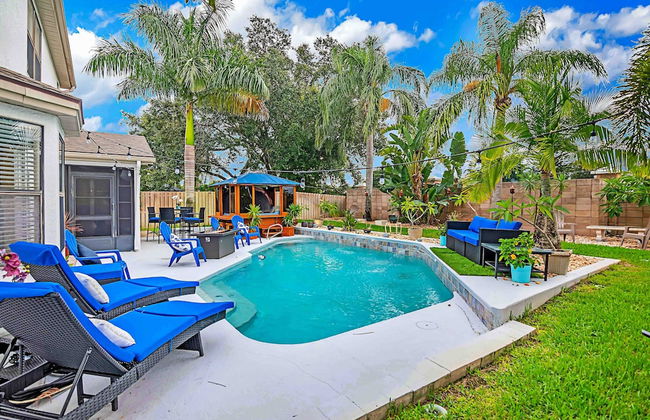 Urban Oasis W/hot Tub, Heated Pool And Private Movie Theater 2 Bedroom Home by RedAwning - Foto 39