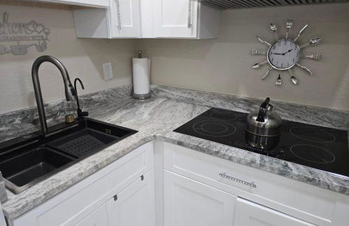 This luxury basement is the perfect getaway - Foto 39