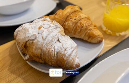 Large 2 Bedroom Apartment By The One Retreats Short Lets & Serviced Accommodation Horley Close To Gatwick Airport - Foto 14