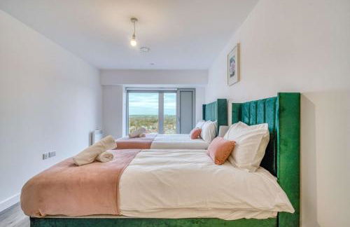 2-BR Near Salford Royal - City & Town Centre View - 1 Minute to Train & Tram Station - Sleeps 6 - Foto 3